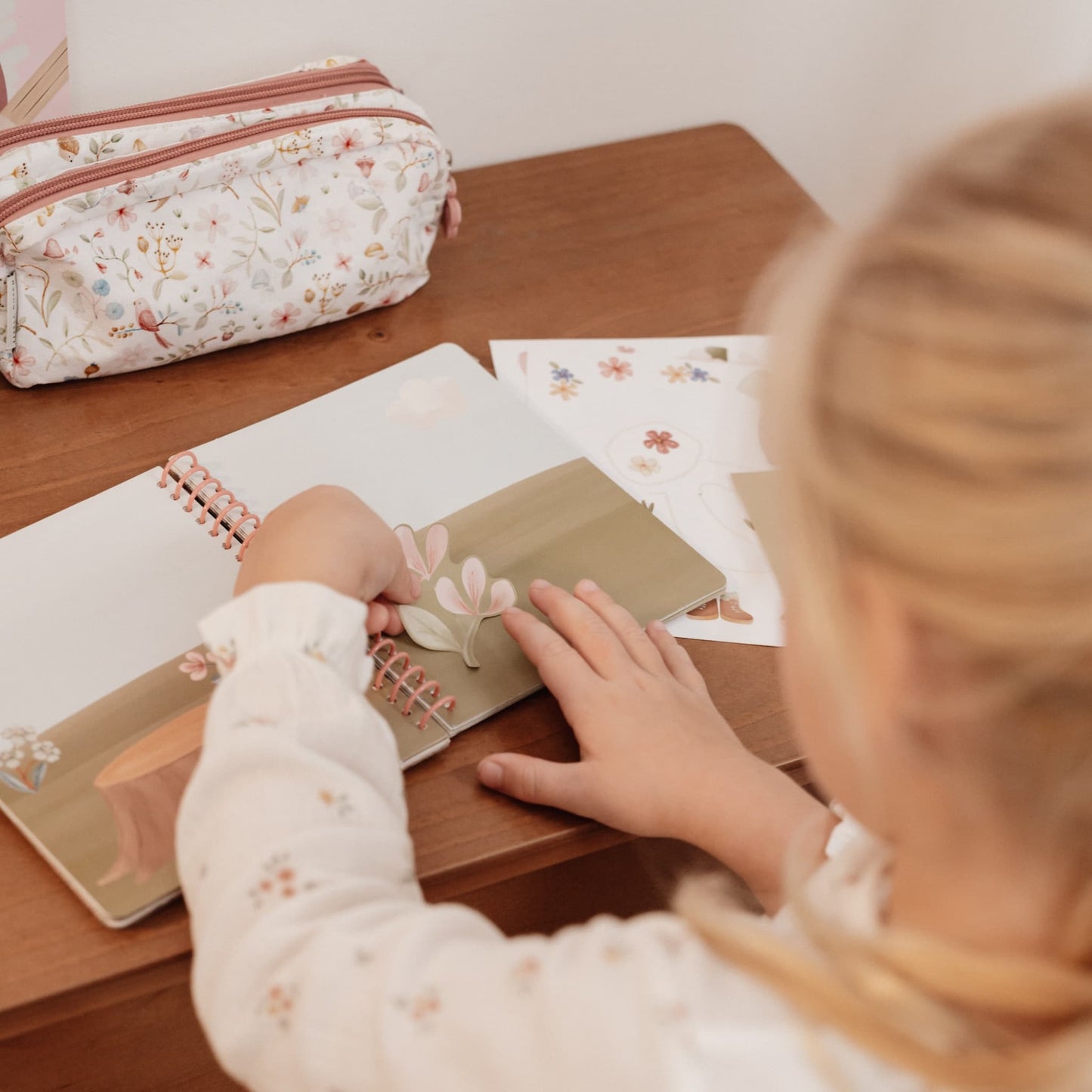 LITTLE DUTCH Detská kniha so samolepkami FAIRY GARDEN