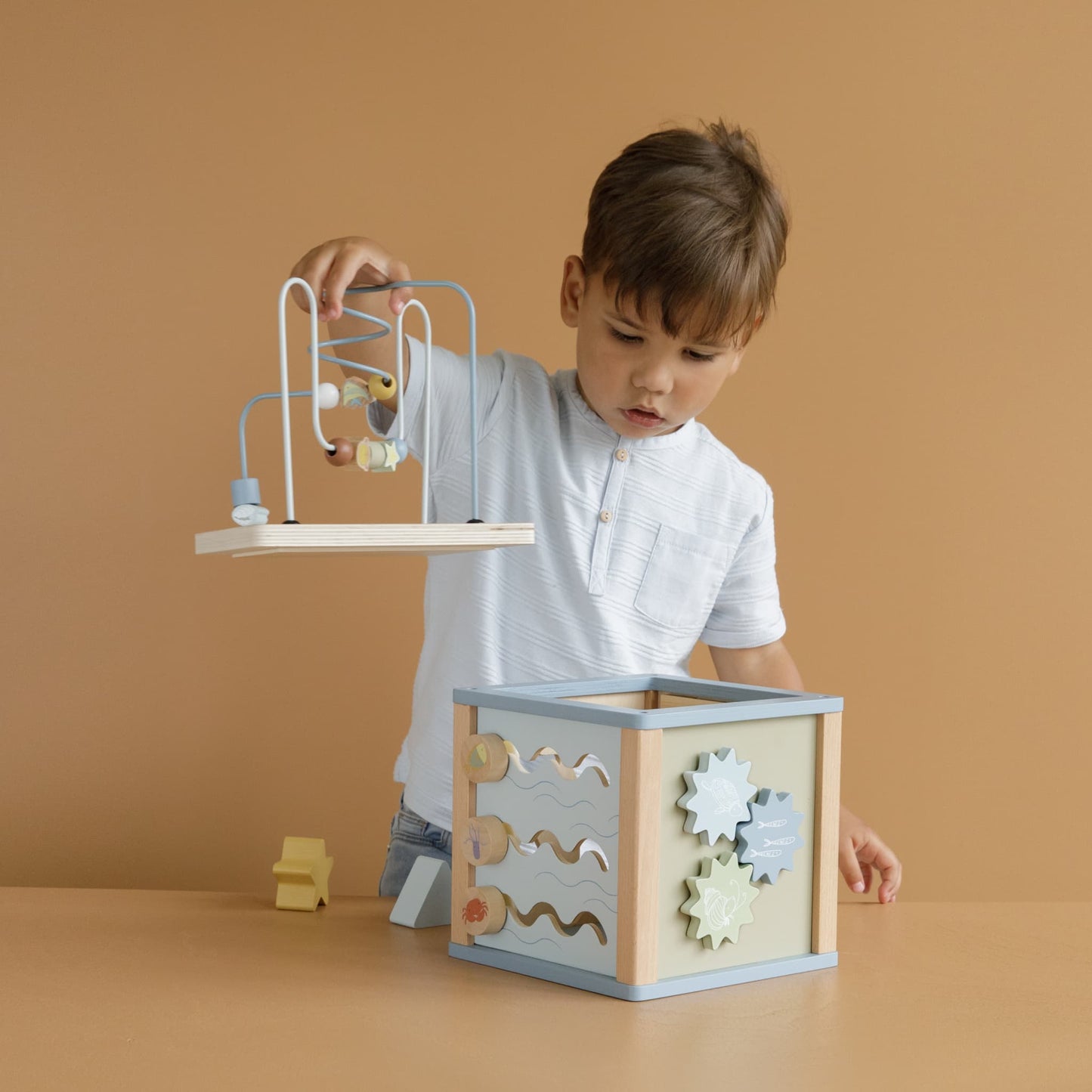 LITTLE DUTCH Drevená detská kocka s aktivitami OCEAN BLUE